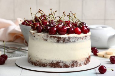 Beyaz fayanslı vişneli kek.