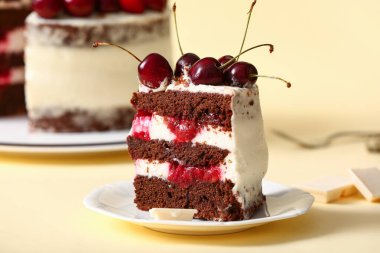 Sarı arka planda bir parça vişneli pasta.