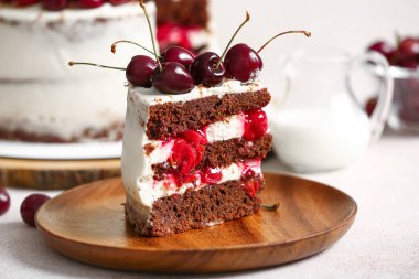 Açık arkaplanda bir parça vişneli pasta.