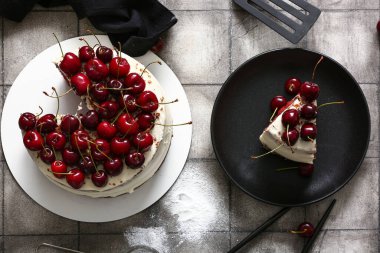 Gri fayanslı lezzetli vişneli pasta