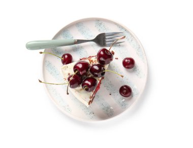 Beyaz arka planda izole edilmiş lezzetli vişneli pastayla kaplı bir tabak.