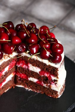 Gri fayanslı masada kirazlı pasta.