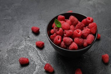 Koyu arkaplanda taze ahududu kabı, yakın plan.