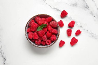 Fonda taze ahududu ve nane aromalı kase.