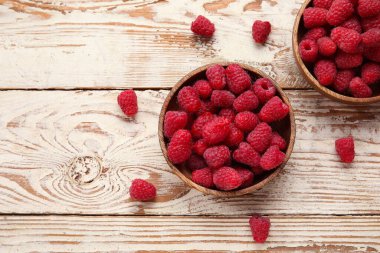 Hafif ahşap arka planda taze ahududu kaseleri