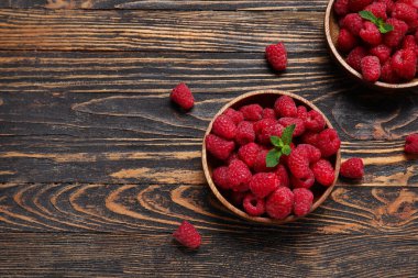 Ahşap arka planda taze ahududu tabakları