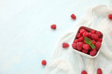 Fonda taze ahududu ve nane aromalı kase.