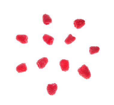 Beyaz arka planda uçan taze ahududu.