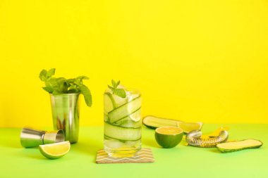 Bir bardak salatalıklı mojito barmen malzemeleriyle renklendirilmiş.