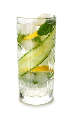 Beyaz arka planda salatalıklı, limonlu ve naneli mojito.