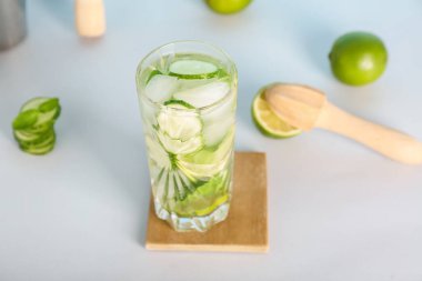 Hafif arkaplanda bir bardak taze salatalık mojito.