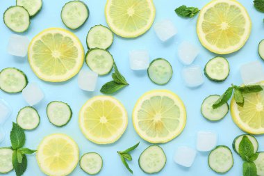 Mavi arka planda salatalıklı, naneli ve buzlu limon. Mojito için gerekenler