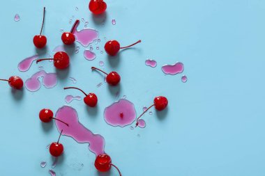 Mavi arka planda lezzetli maraska kirazları