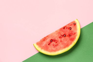 Renkli arkaplanda bir parça taze karpuz