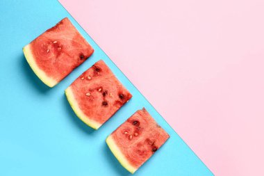 Renkli arkaplanda taze karpuz parçaları