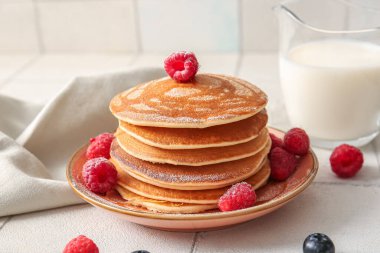 Beyaz fayanslı ahududu ve yaban mersinli lezzetli gözleme tabağı