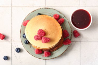 Beyaz fayanslı ahududu ve yaban mersinli lezzetli gözleme tabağı