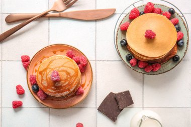 Beyaz fayanslı ahududu ve yaban mersinli lezzetli gözleme tabakları