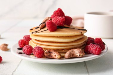 Masada ahududu ve fındıklı bir tabak lezzetli krep.