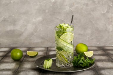 Fayans masasında salatalıklı mojito.
