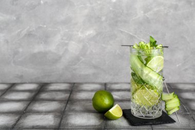 Fayans masasında salatalıklı mojito.