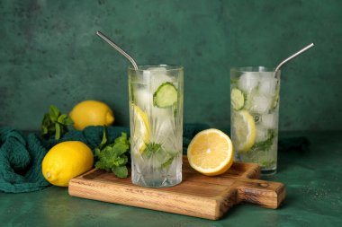 Yeşil salatalıklı mojito bardakları.