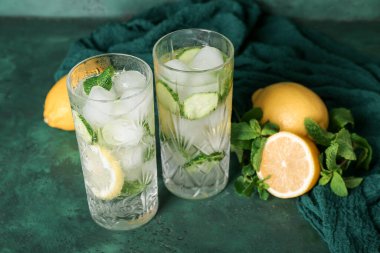 Yeşil salatalıklı mojito bardakları.