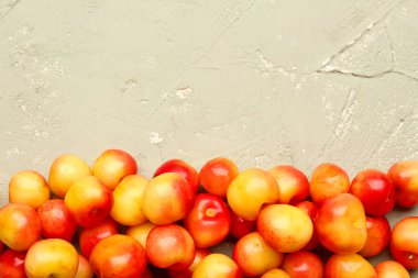 Gri arka planda bir sürü tatlı sarı kiraz