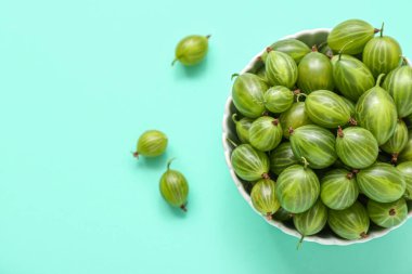 Turkuaz arka planda taze bektaşi üzümlü kase, yakın plan.