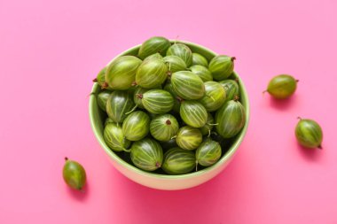 Pembe arka planda taze bektaşi üzümlü kase, yakın plan.