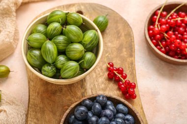 Bej arka planda taze böğürtlenli kaseler, yakın plan.