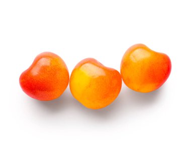 Beyaz arka planda tatlı sarı kirazlar