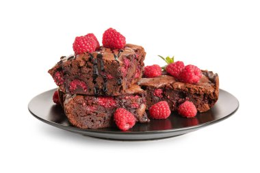 Beyaz arka planda ahududulu çikolatalı browni tabağı.