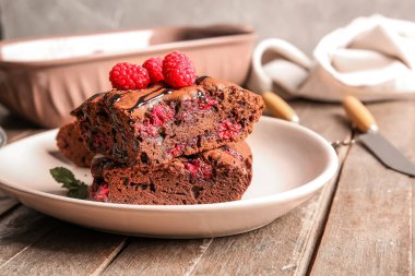 Tabakta ahududulu çikolatalı brownie var.