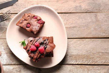 Tabakta ahududulu çikolatalı brownie var.