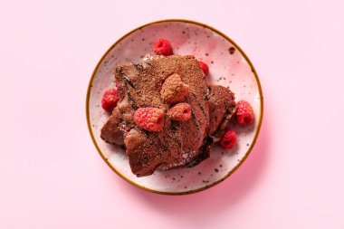 Pembe arka planda ahududulu çikolatalı browni.