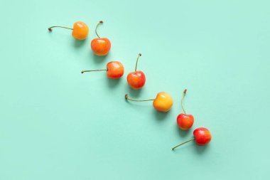 Turkuaz arka planda tatlı sarı kirazlar