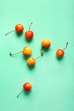Turkuaz arka planda tatlı sarı kirazlar