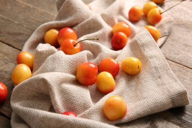 Ahşap arka planda bir sürü tatlı sarı kiraz