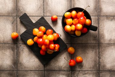 Gri kirazlı, sarı kirazlı yemek ve fincan.