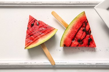 Beyaz masada tatlı karpuz çubukları