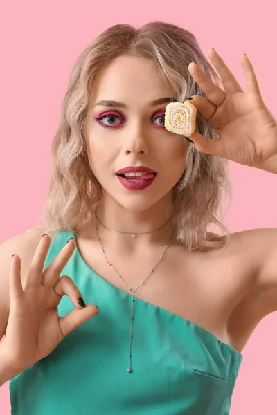Junge Frau Mit Gummibonbons Auf Rosa Hintergrund Nahaufnahme — Stockfoto