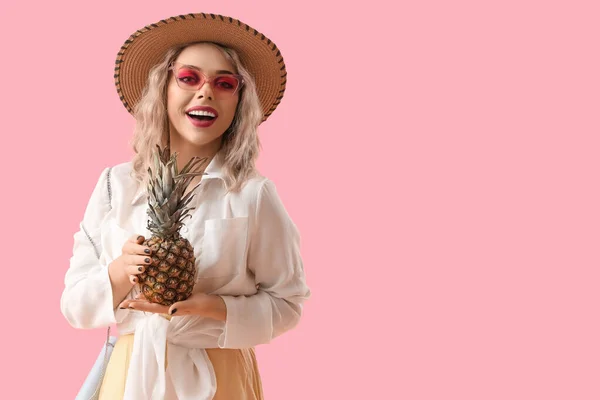 Young Woman Sunglasses Pineapple Pink Background — Stock Photo, Image