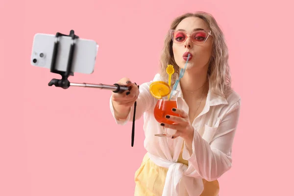 Mladá Žena Letní Koktejl Mobilní Telefon Přičemž Selfie Růžovém Pozadí — Stock fotografie