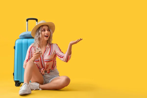 Young Woman Mobile Phone Suitcase Showing Something Yellow Background — Stock Photo, Image