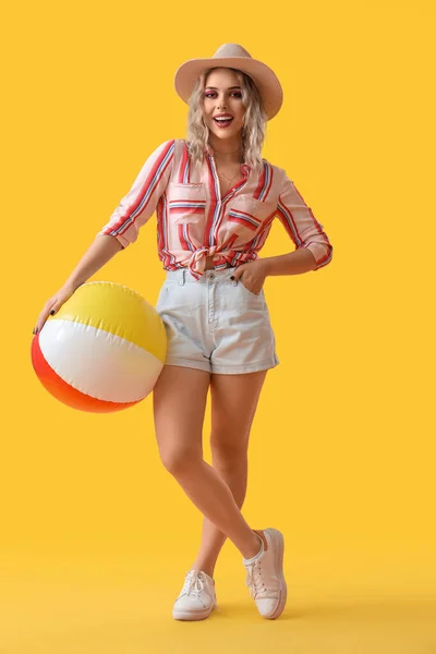 Молодая Женщина Пляжным Мячом Желтом Фоне — стоковое фото
