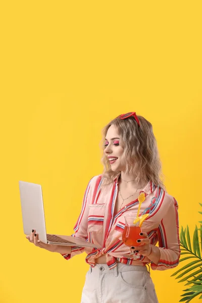Jonge Vrouw Met Laptop Zomer Cocktail Gele Achtergrond — Stockfoto