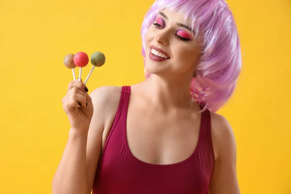 Young Woman Wig Lollipops Yellow Background Closeup — Stock Photo, Image