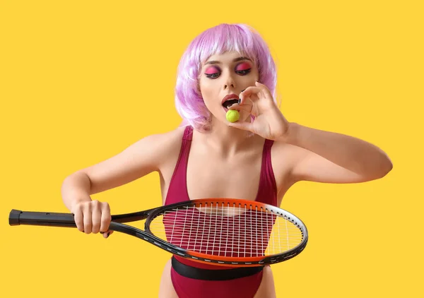 Young Woman Wig Candy Tennis Racket Yellow Background — Stock Photo, Image