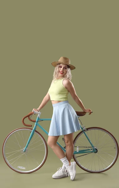 Young Woman Summer Hat Bicycle Green Background — Stock Photo, Image